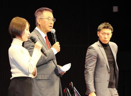 　ボートレース宮島で行われた達川光男氏（左から２人目）と柳田（右）のトークショーは大盛況