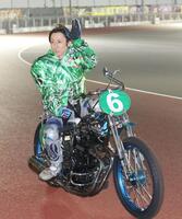 　ＳＳシリーズ優勝戦を制し、ウイニングランをする平田雅崇