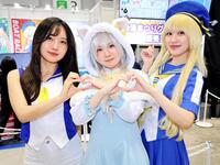 　ボートレース多摩川ブースで活動中（左から）中井あいり、深月るい、早乙女るな