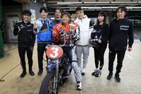 　ＳＳ王座決定戦で優勝し仲間に祝福される青山周平