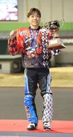 　ＳＳ王座決定戦で優勝し、優勝カップを手にする青山周平