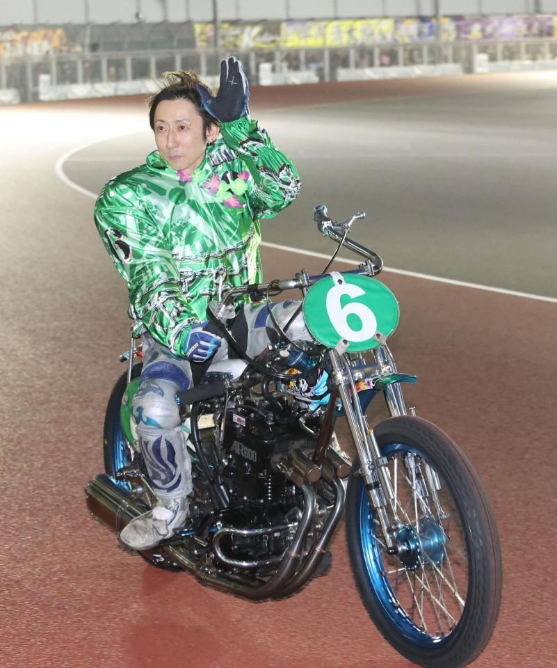 　ＳＳシリーズ優勝戦を制し、ウイニングランをする平田雅崇