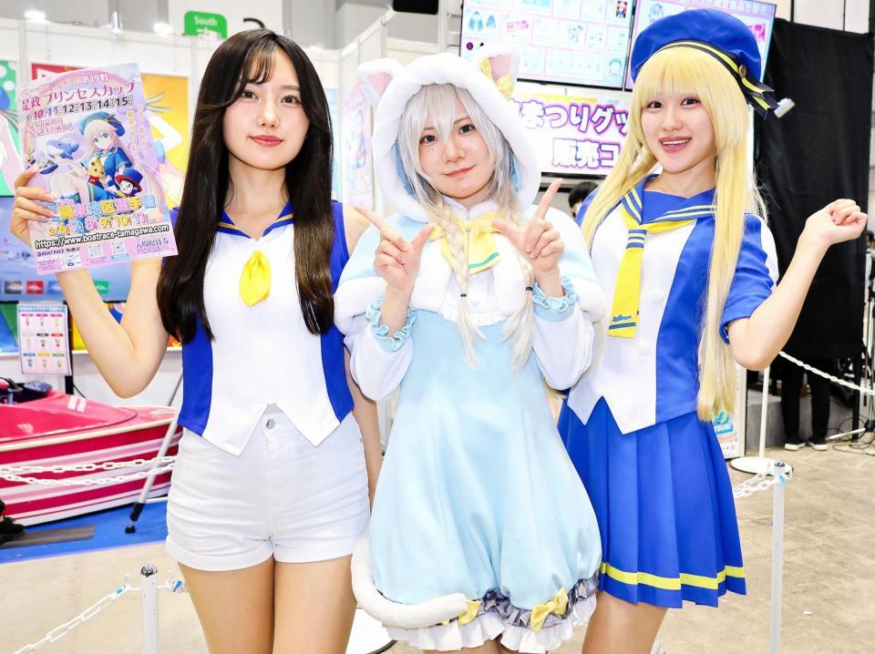 　ボートレース多摩川ブースで活動中（左から）中井あいり、深月るい、早乙女るな