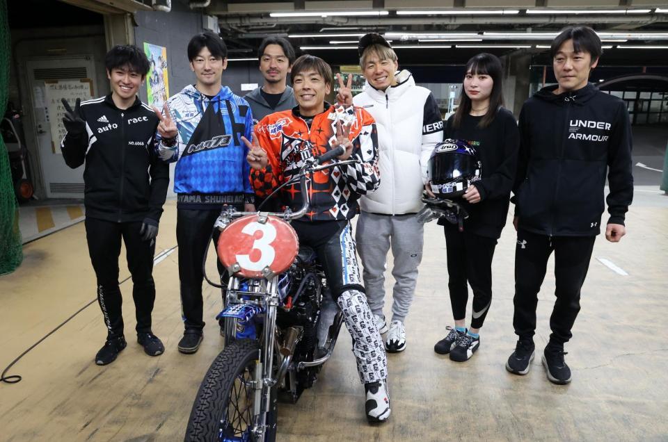 　ＳＳ王座決定戦で優勝し仲間に祝福される青山周平