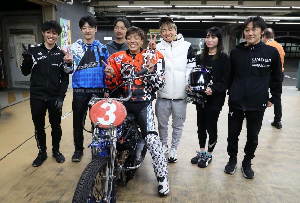 　ＳＳ王座決定戦で優勝し仲間に祝福される青山周平