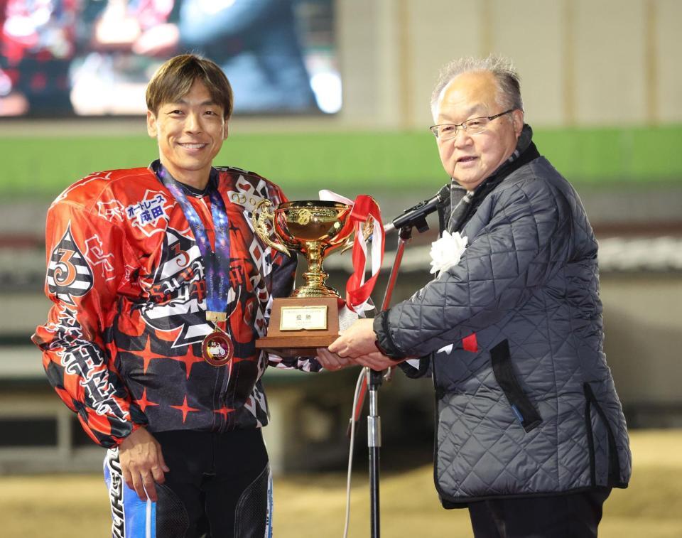 　ＳＳ王座決定戦で優勝し、川口市長から優勝カップを授与される青山周平