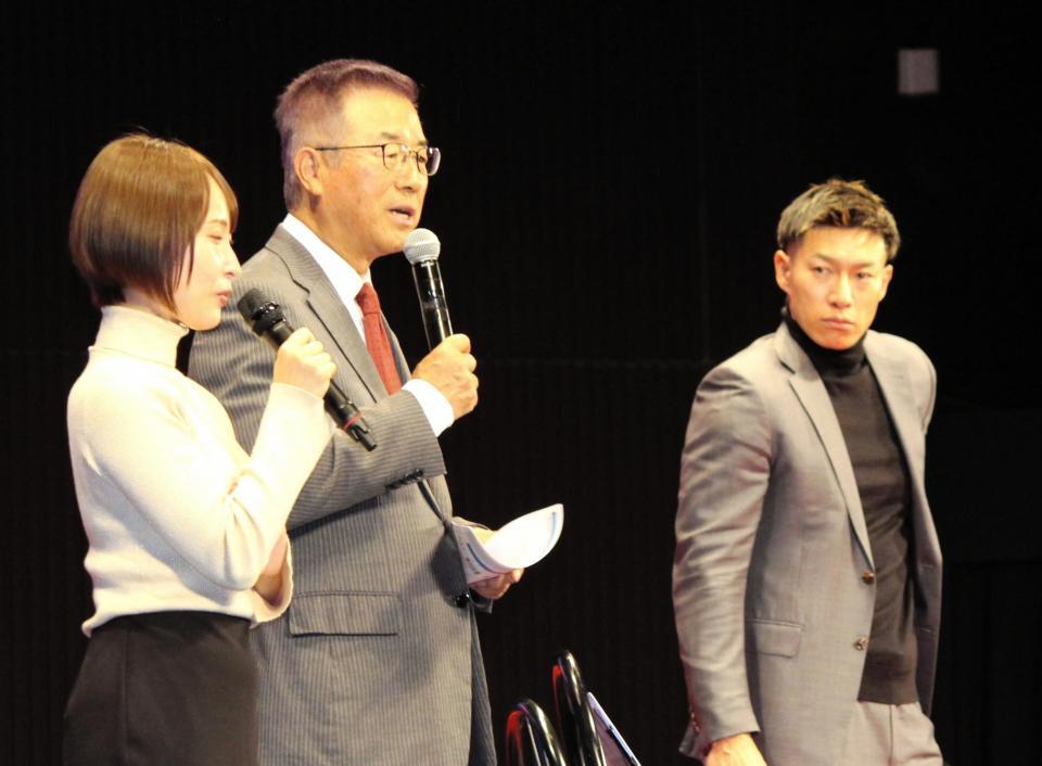 　ボートレース宮島で行われた達川光男氏（左から２人目）と柳田（右）のトークショーは大盛況