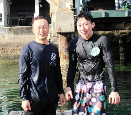 　地元宮島で初勝利を飾った谷海夏人（右）と息子と一緒に水神祭で水面に投げ込まれた父の谷勝幸