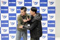 　サプライズ登場した菊地孝平（左）