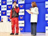 　表彰式前にヒーローインタビューを受ける森悠稀（左）