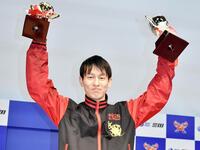 　優勝カップを高く掲げる森悠稀