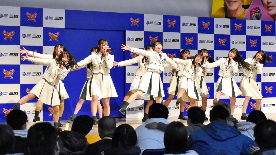　ボートレース三国で今年初ライブ中のほくりくアイドル部