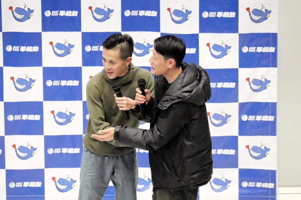 　サプライズ登場した菊地孝平（左）