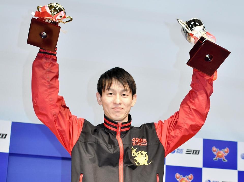 　優勝カップを高く掲げる森悠稀