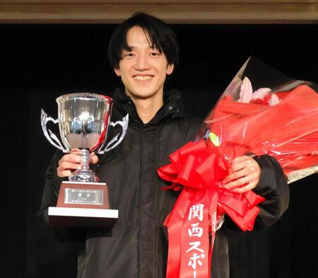 　王将位決定戦を制しトロフィーを手にする上條暢嵩