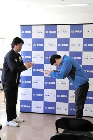 施行者の府中市よりデビュー初１着の表彰を受ける熊倉幹太