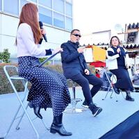 和歌山競輪でトークショー中の蝶野正洋（中央）