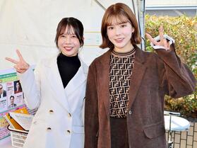 トークショー後に撮影に応じた日野未来（右）と桜井奈津
