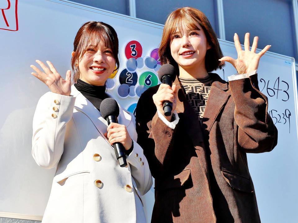 和歌山競輪でトークショー中の日野未来（右）と桜井奈津