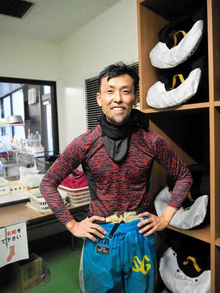 通算２０００勝を達成し笑顔を見せる上平真二