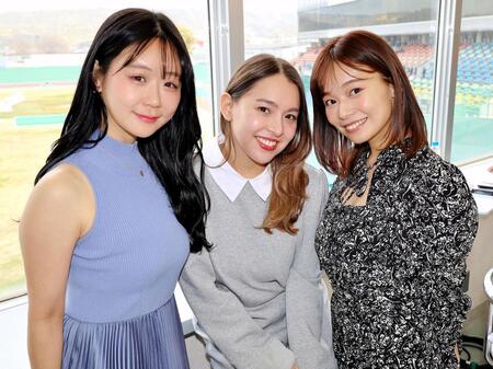 　和歌山競輪でオッズパークライブに出演の水月桃子（左）、滝澤いしす（中央）、和地つかさ