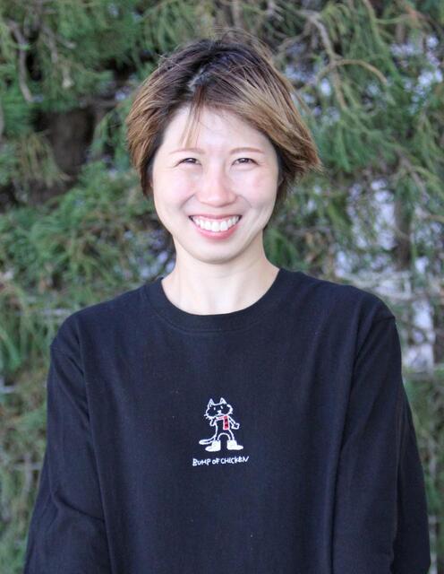 お気に入りの「ＢＵＭＰ　ＯＦ　ＣＨＩＣＫＥＮ」のトレーナーを着て笑顔の野田部宏子