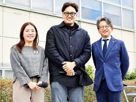 　和歌山競輪でトークショーに出演した秋山拓巳氏（中央）。左は白井美早子氏、右は山口幸二氏