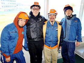 　和歌山競輪でライブを行った関西元気放電協会（左から）ふぁんく、歩歩、サイクロプスようすけ、ＢＩＮＧＯ