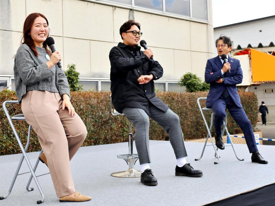 　和歌山競輪でトークショーに出演した秋山拓巳氏（中央）。左は白井美早子氏、右は山口幸二氏
