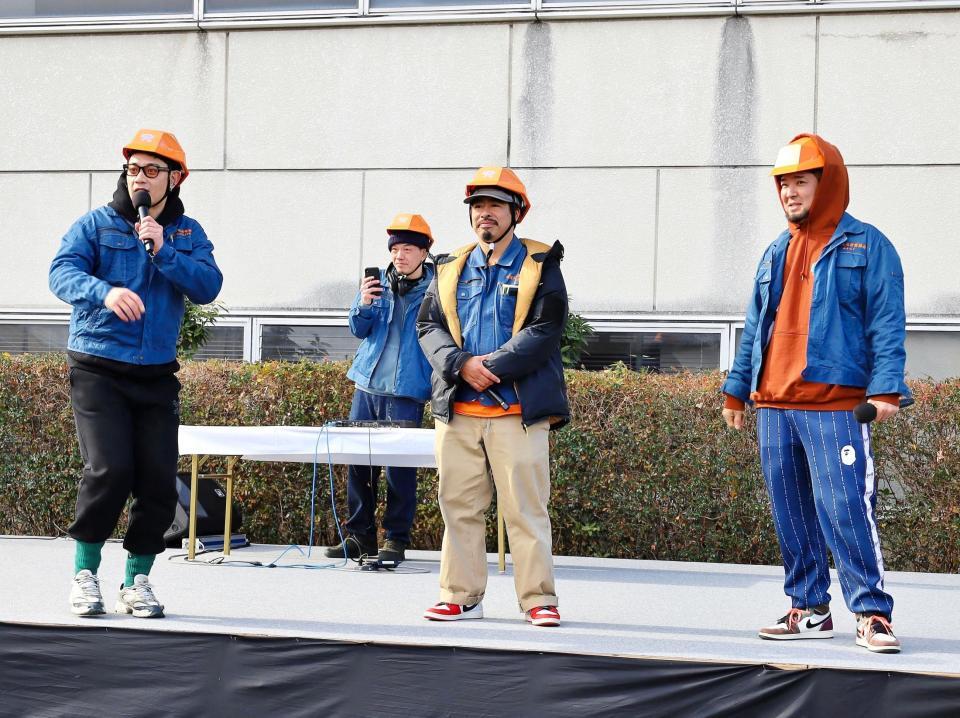 　和歌山競輪でライブ中の関西元気放電協会（左から）サイクロプスようすけ、ＢＩＮＧＯ、歩歩、ふぁんく