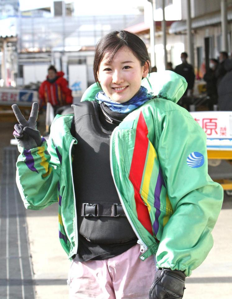 　６Ｒ、うれしいデビュー初勝利にニッコリＶサインの石村日奈那