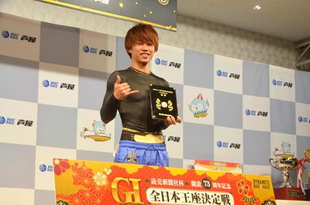 優勝記念のメダルを手に笑顔の定松勇樹