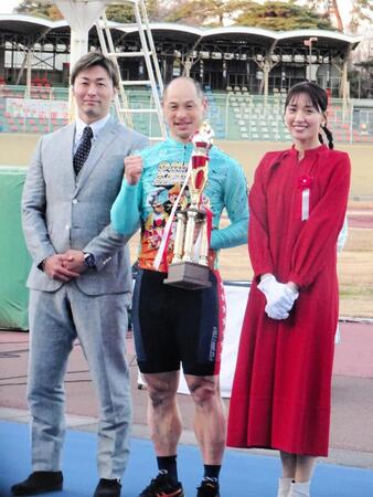 ７回目のＧ３制覇を果たし、プレゼンターに囲まれ笑顔の北津留翼（中央）、左は平原康多氏、右は浅尾美和さん