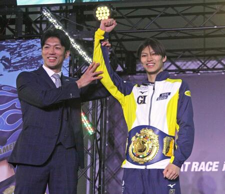 ＢＢＣトーナメントを制しプレゼンターの元ＷＢＡ世界ミドル級・村田諒太に勝ち名乗りを受ける末永和也（右）