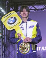 ＢＢＣトーナメントを制し、副賞のＢＭＷＸ１のキーを持ってニッコリの末永和也