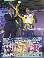 ＢＢＣトーナメントを制しプレゼンターの元ＷＢＡ世界ミドル級・村田諒太に勝ち名乗りを受ける末永和也（右）