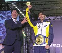 ＢＢＣトーナメントを制しプレゼンターの元ＷＢＡ世界ミドル級・村田諒太に勝ち名乗りを受ける末永和也（右）