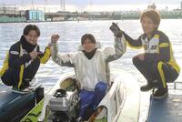 ＢＢＣトーナメントを制し、師匠の上野真之介（右）と常住蓮に祝福される末永和也（中）