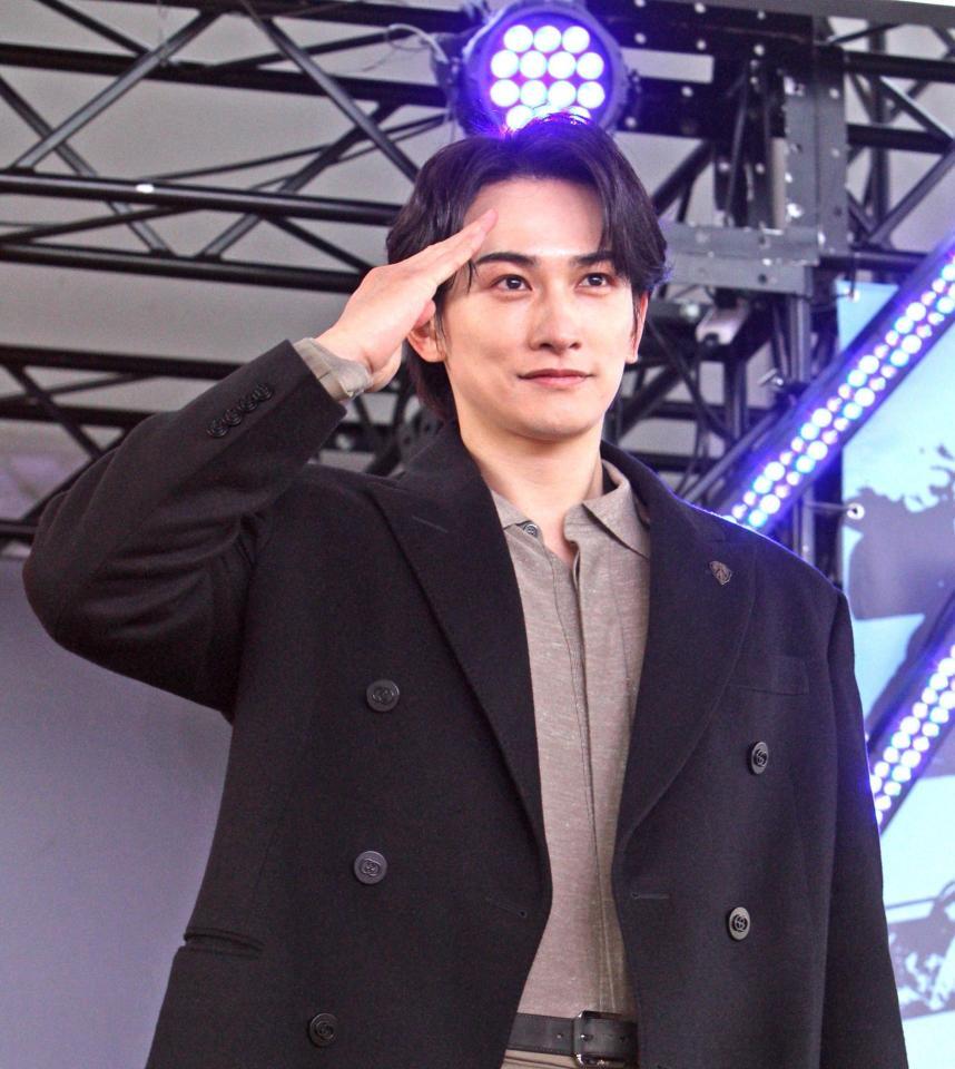 ２０２６新ＣＭキャラクターの町田啓太がトークショーをおこない敬礼を披露した