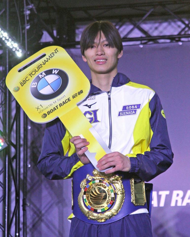 ＢＢＣトーナメントを制し、副賞のＢＭＷＸ１のキーを持ってニッコリの末永和也