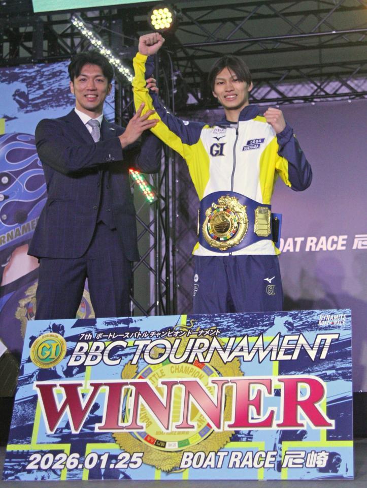 ＢＢＣトーナメントを制しプレゼンターの元ＷＢＡ世界ミドル級・村田諒太に勝ち名乗りを受ける末永和也（右）