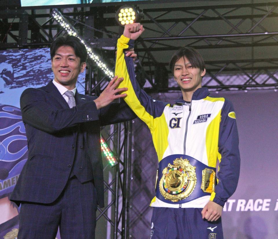 ＢＢＣトーナメントを制しプレゼンターの元ＷＢＡ世界ミドル級・村田諒太に勝ち名乗りを受ける末永和也（右）