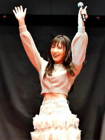 ボートレース下関でトークショーを終え、観客に手を振る熊田陽子
