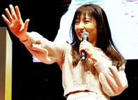 ボートレース下関でトークショー中に観客の声援に応える熊田陽子