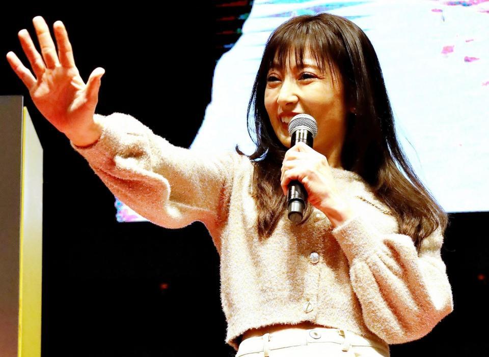 ボートレース下関でトークショー中に観客の声援に応える熊田陽子