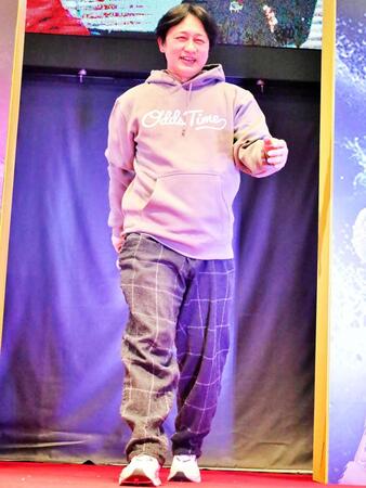 　パーカー姿で登場した山崎智也氏