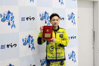 ＢＯＡＴＲＡＣＥ振興会会長賞として、金貨１オンスが埋め込まれた表彰盾が贈呈された