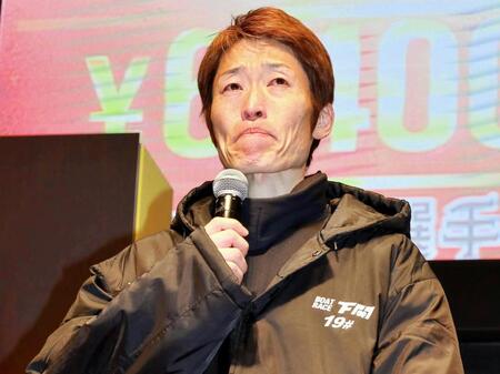 感極まって涙ぐむ柳生泰二