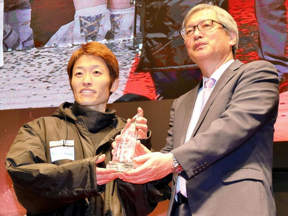 表彰式でトロフィーを受け取る柳生泰二（左）