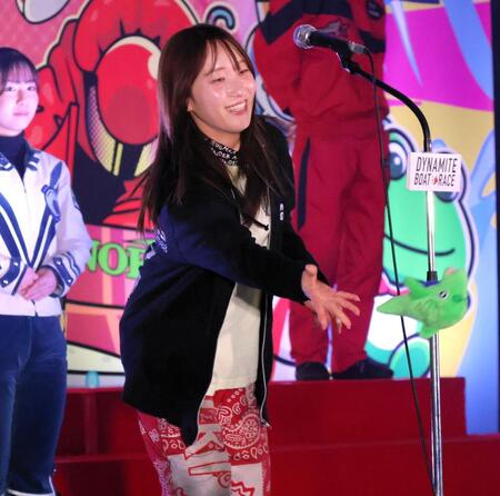 ジャンピー人形を投げ込む高憧四季